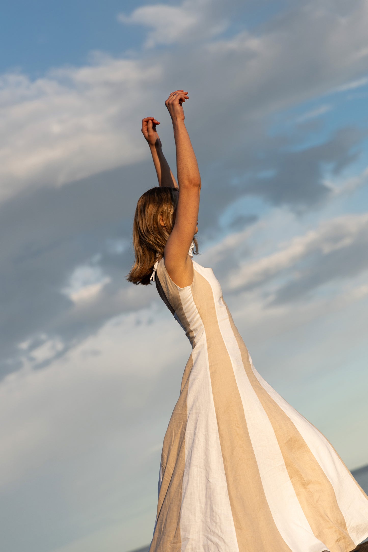 Vestido de lino blanco y marrón