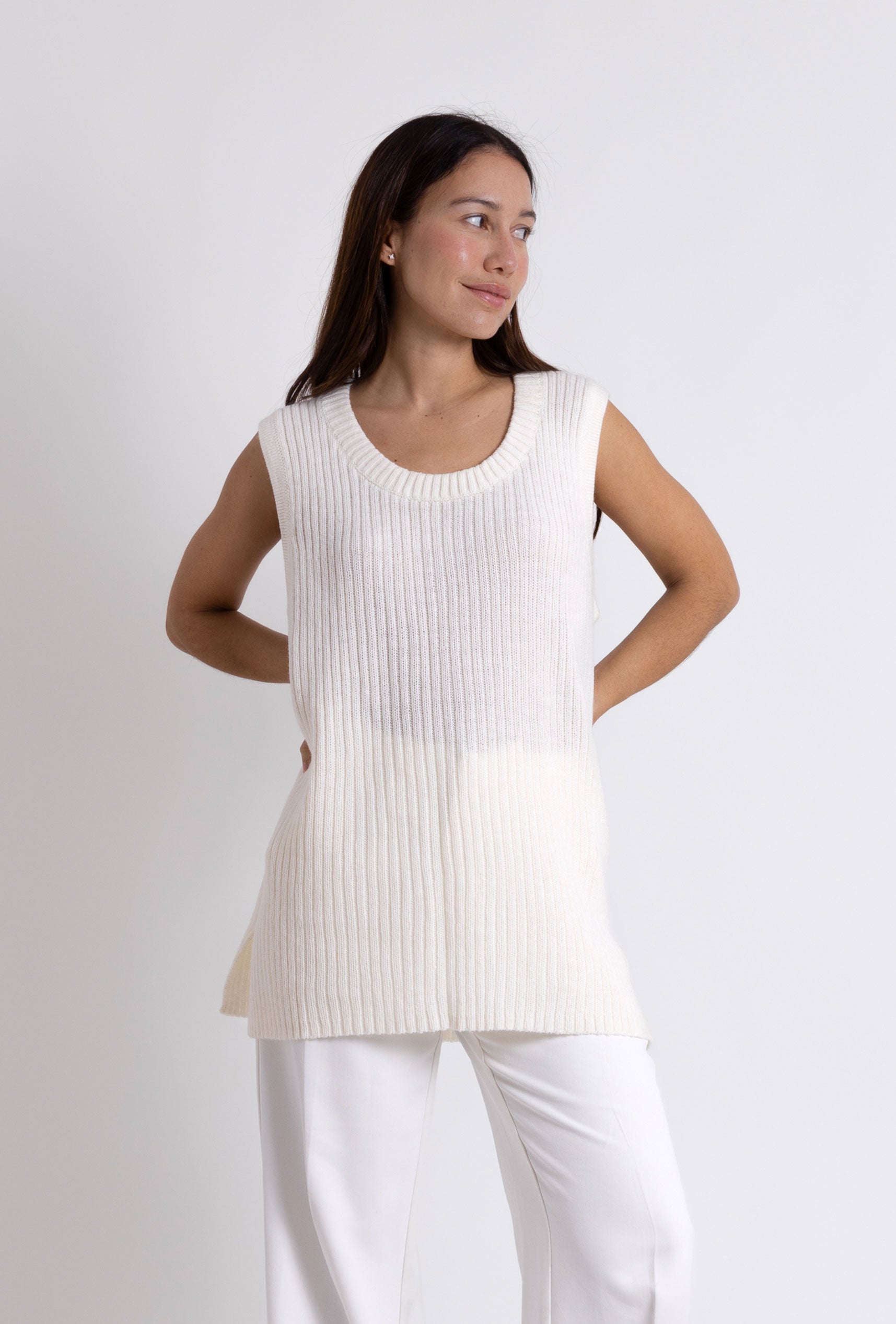 Sleeveless Sweater: Off white