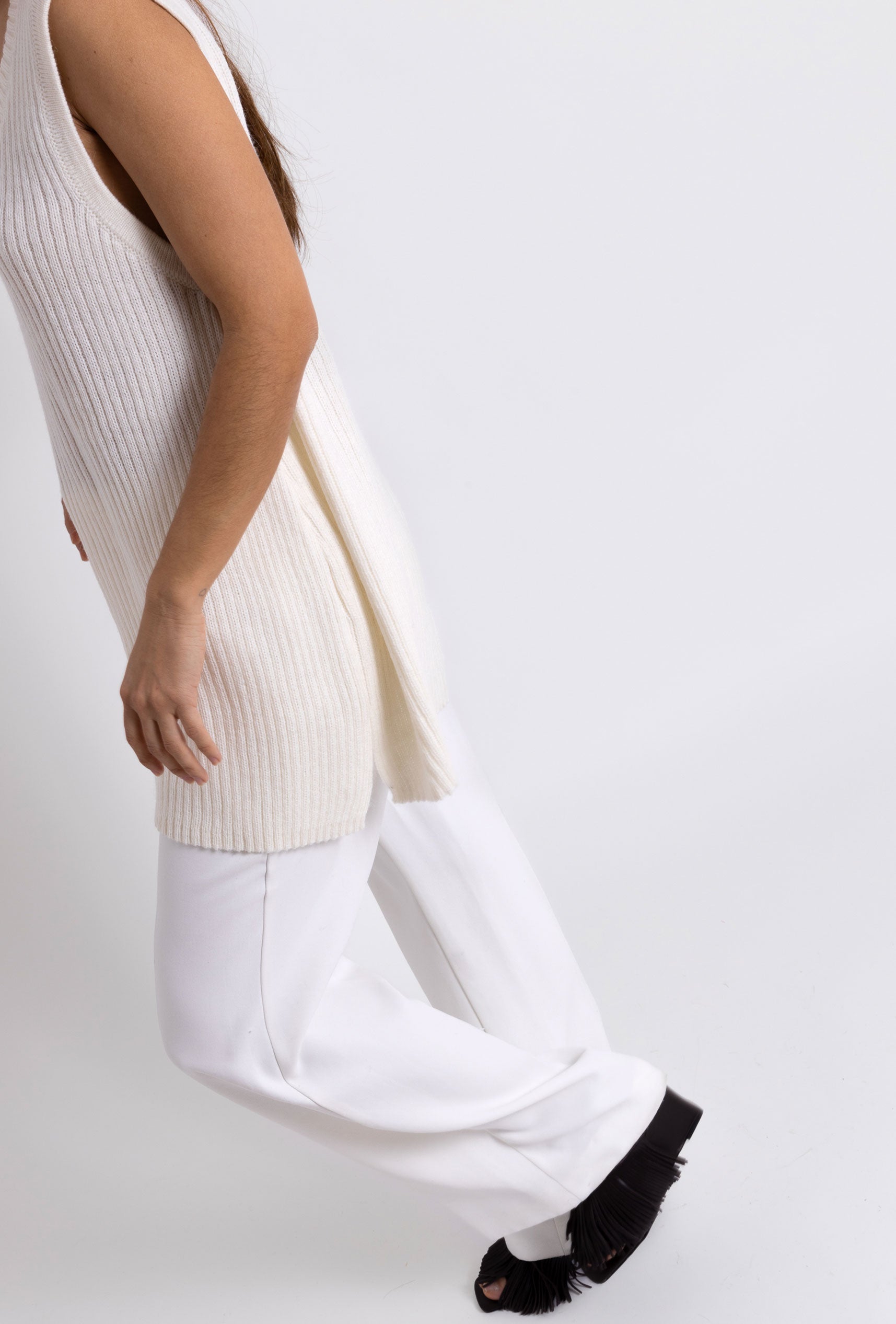 Sleeveless Sweater: Off white