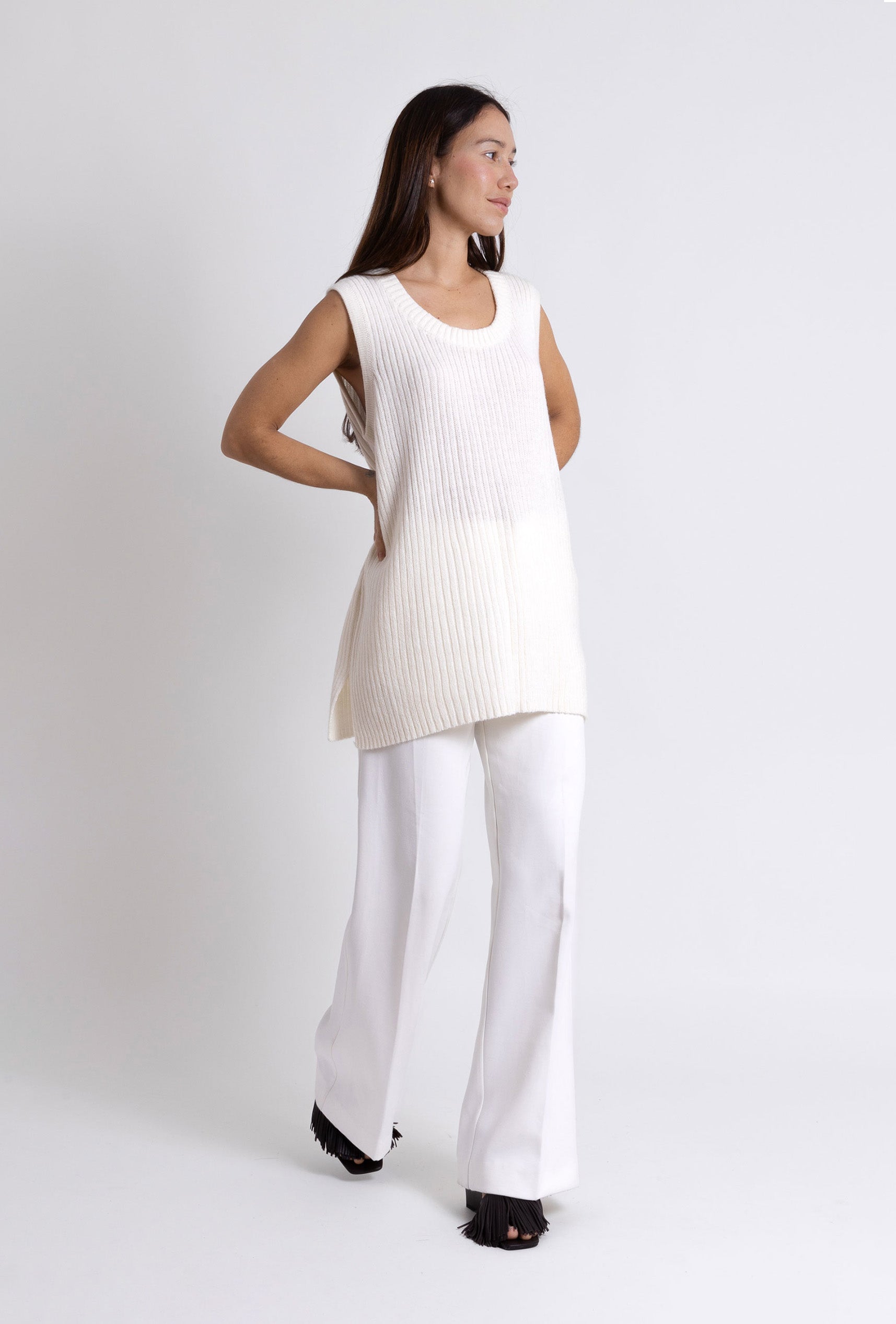 Sleeveless Sweater: Off white