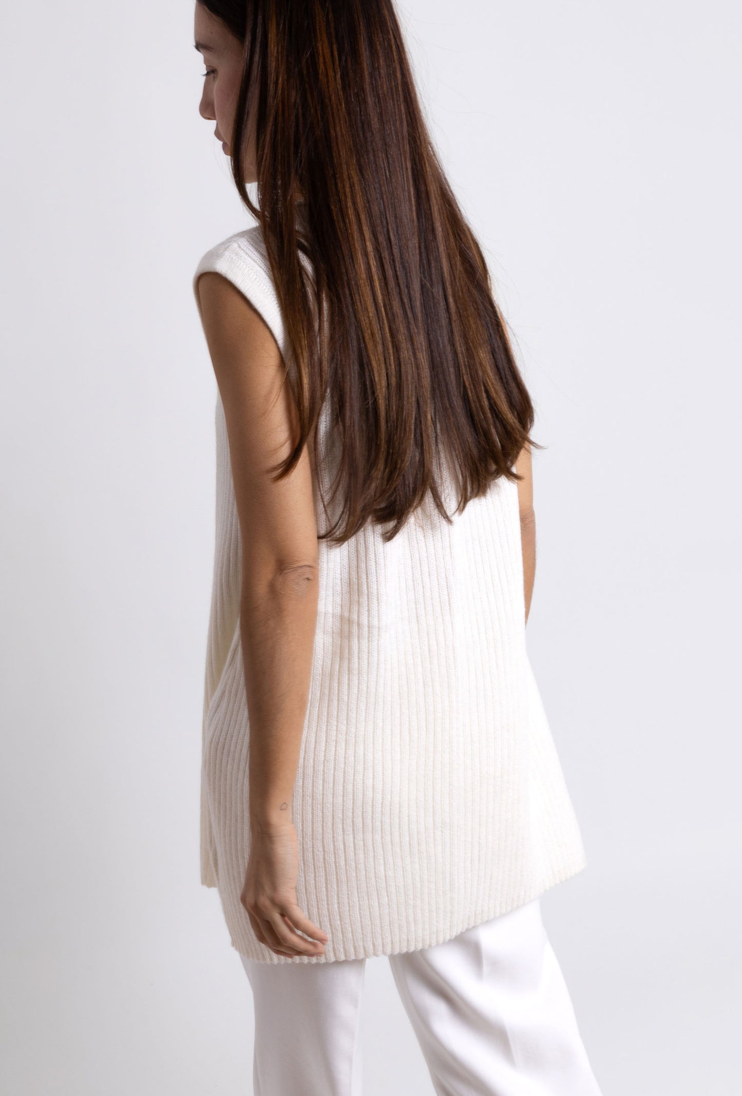 Sleeveless Sweater: Off white